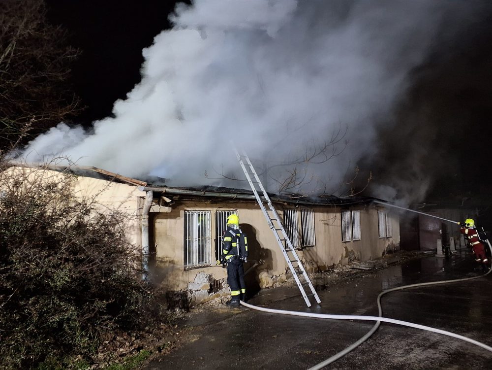 V noci horela opustená budova v areáli trnavskej nemocnice, nikto sa nezranil