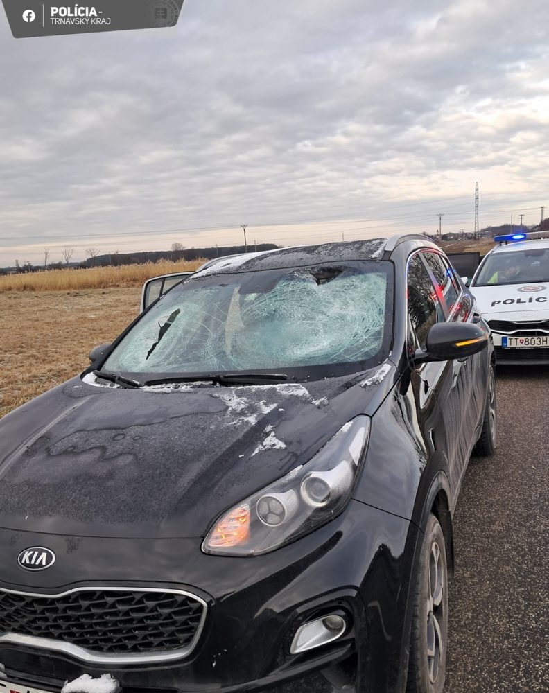  Spadnutý kus ľadu z kamióna zranil na Záhorí ženu v osobnom aute