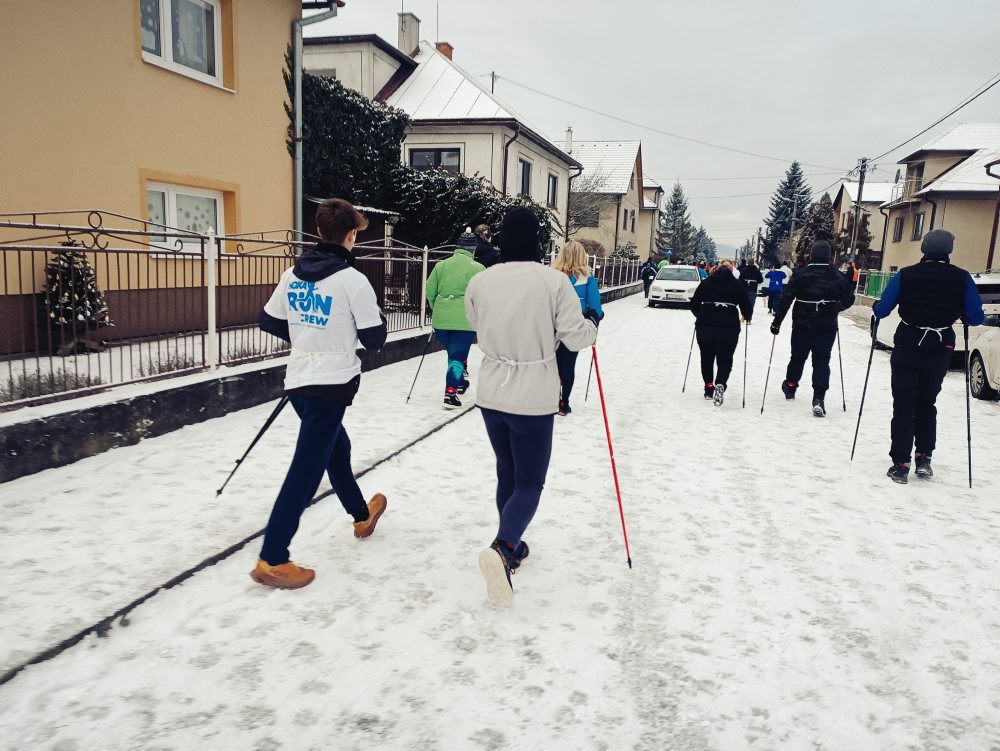 Na Trojkráľovom behu obcou Kriváň sa zúčastnili muži, ženy, deti i pes