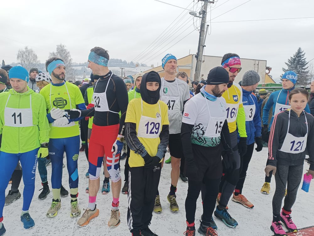 Na Trojkráľovom behu obcou Kriváň sa zúčastnili muži, ženy, deti i pes