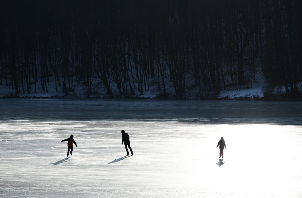 Korčuľovanie na zamrznutej vodnej ploche Dubník
