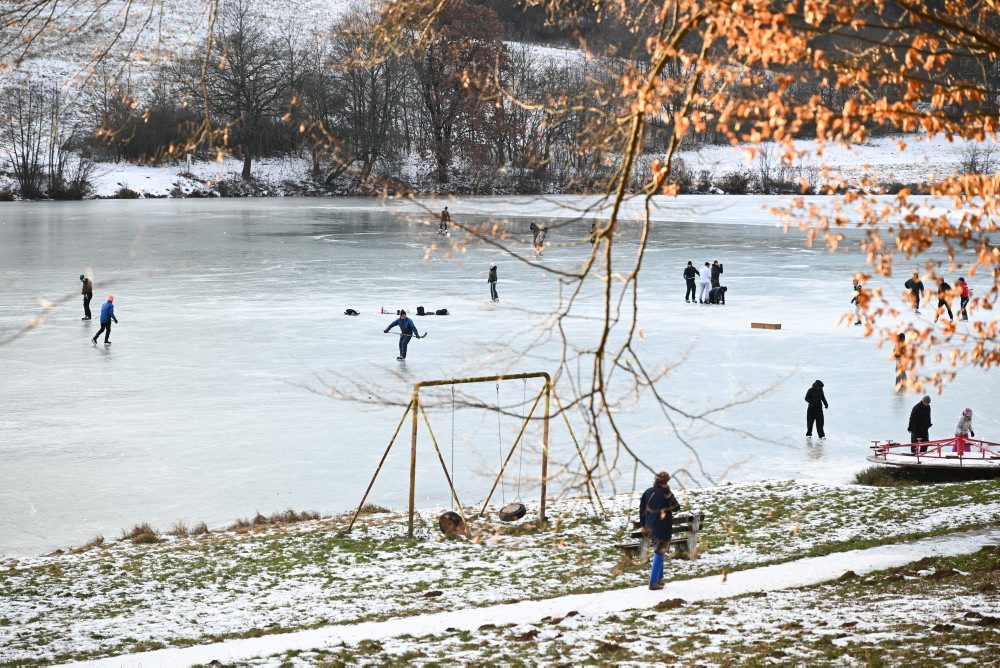 Korčuľovanie na zamrznutej vodnej ploche Dubník
