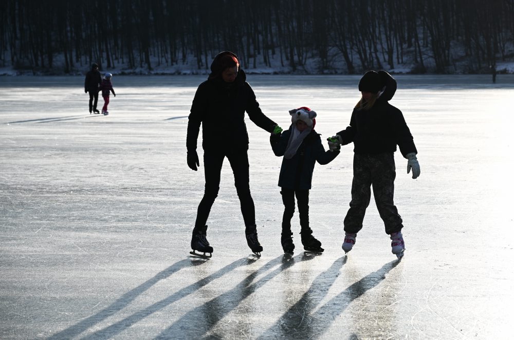 Korčuľovanie na zamrznutej vodnej ploche Dubník