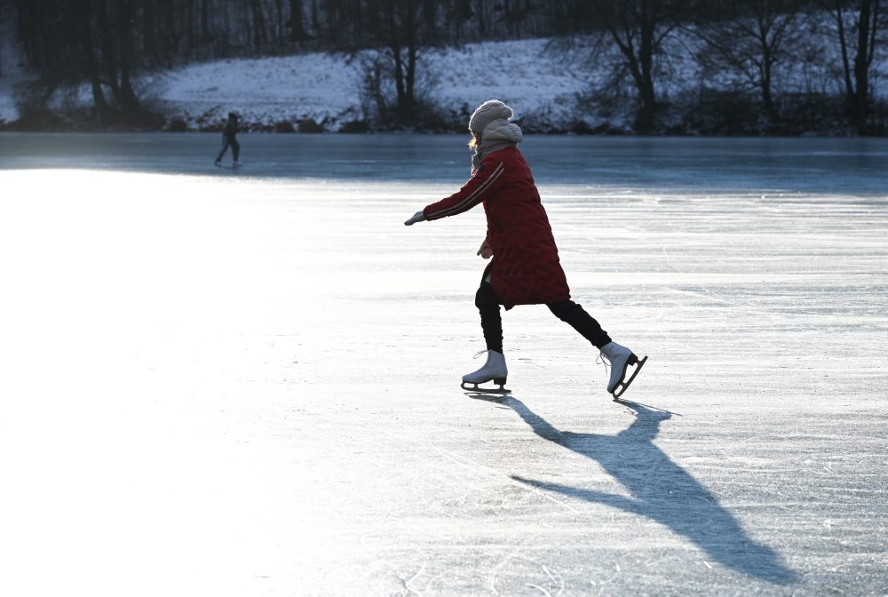 Korčuľovanie na zamrznutej vodnej ploche Dubník
