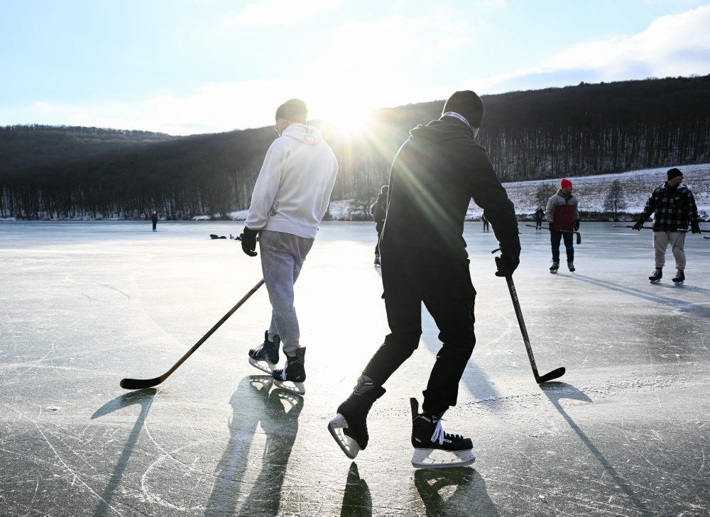 Korčuľovanie na zamrznutej vodnej ploche Dubník