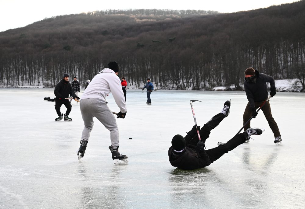 Korčuľovanie na zamrznutej vodnej ploche Dubník