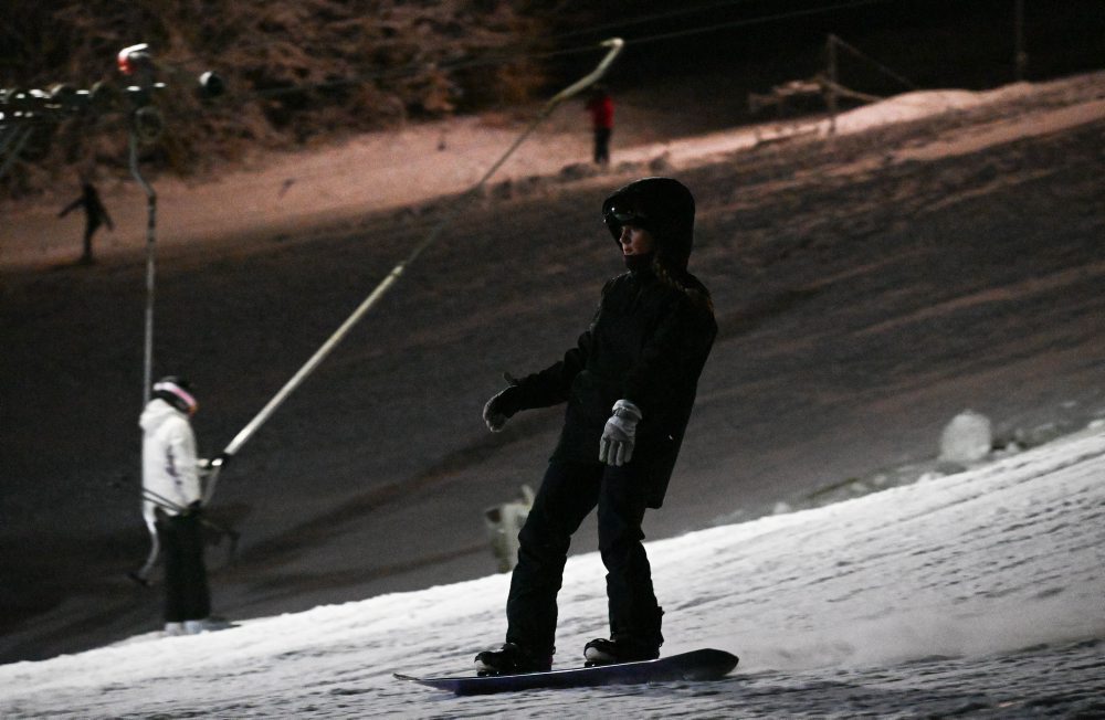 Na myjavských kopaniciach začala lyžiarska sezóna večerným lyžovaním