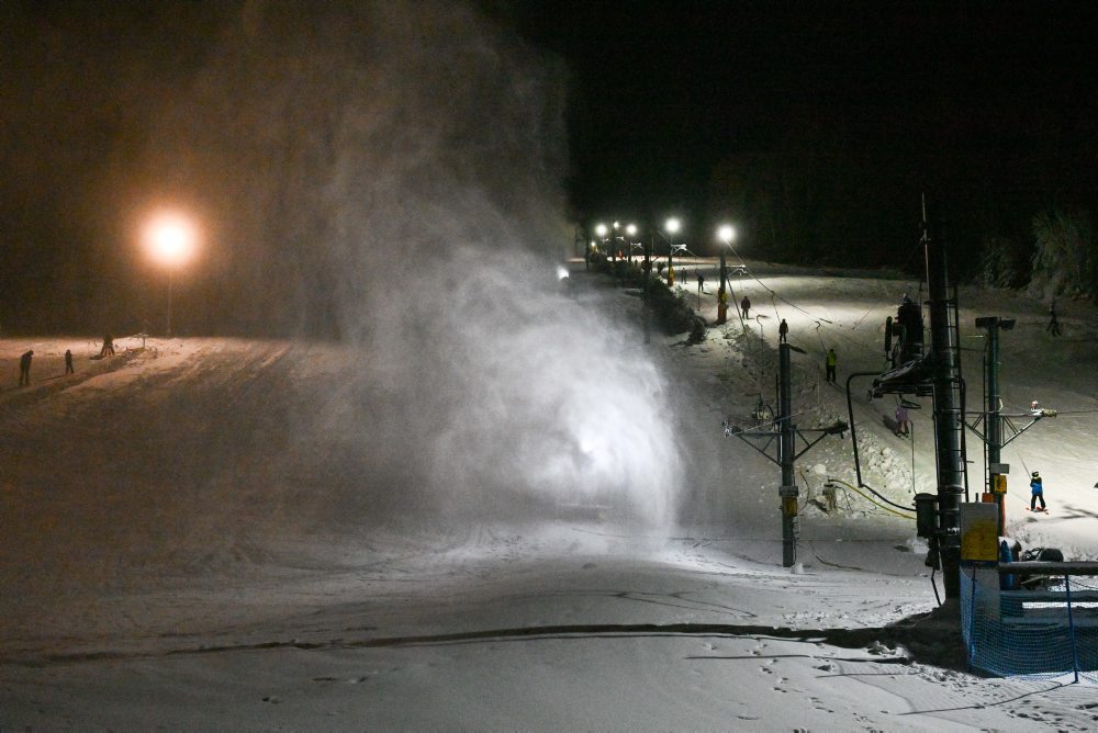 Na myjavských kopaniciach začala lyžiarska sezóna večerným lyžovaním