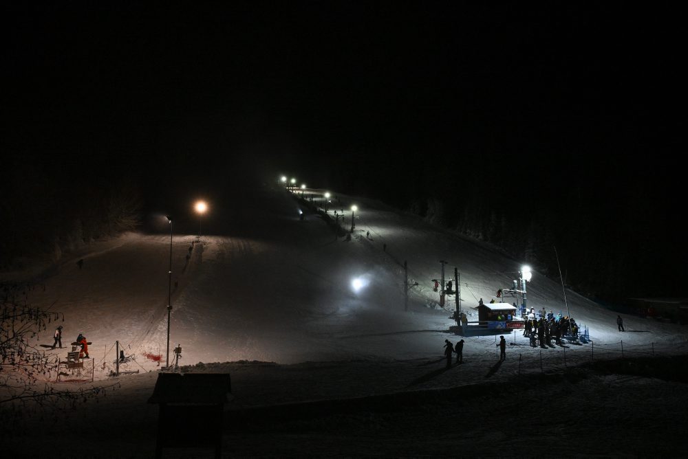 Na myjavských kopaniciach začala lyžiarska sezóna večerným lyžovaním