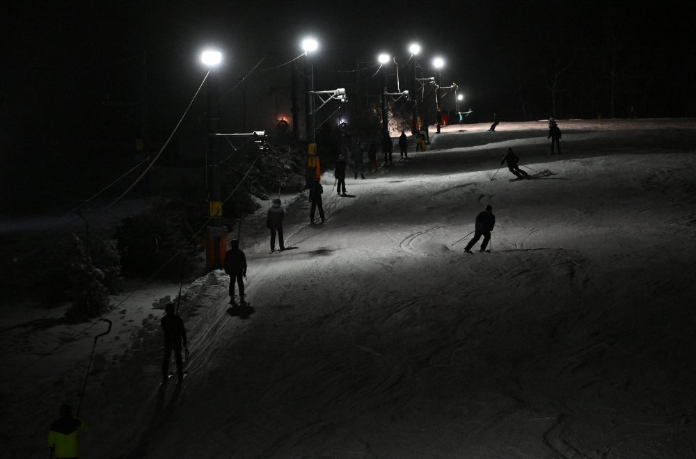 Na myjavských kopaniciach začala lyžiarska sezóna večerným lyžovaním