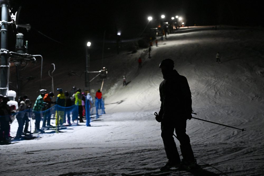 Na myjavských kopaniciach začala lyžiarska sezóna večerným lyžovaním