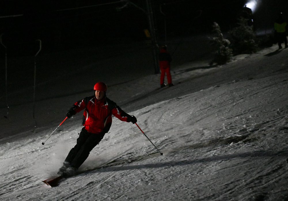 Na myjavských kopaniciach začala lyžiarska sezóna večerným lyžovaním