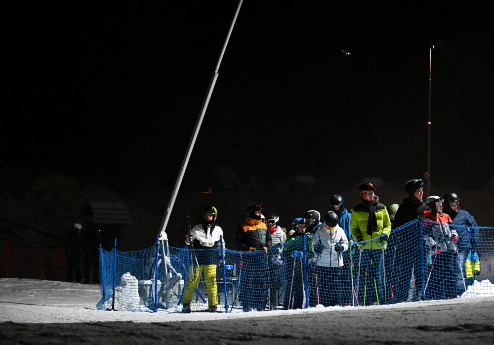 Na myjavských kopaniciach začala lyžiarska sezóna večerným lyžovaním