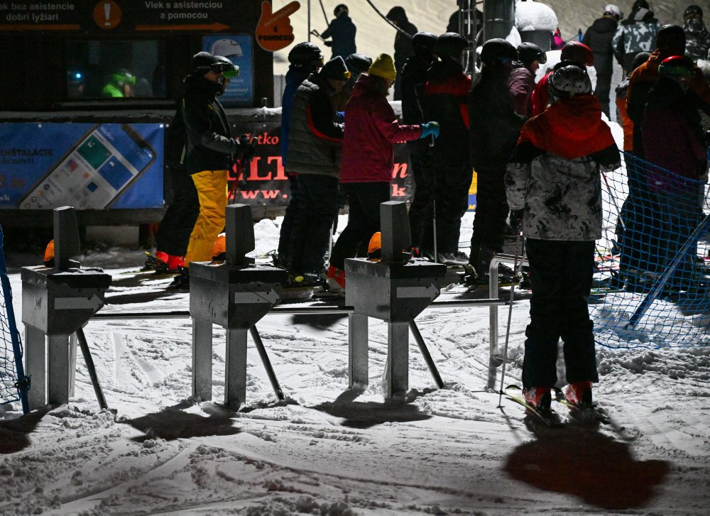 Na myjavských kopaniciach začala lyžiarska sezóna večerným lyžovaním
