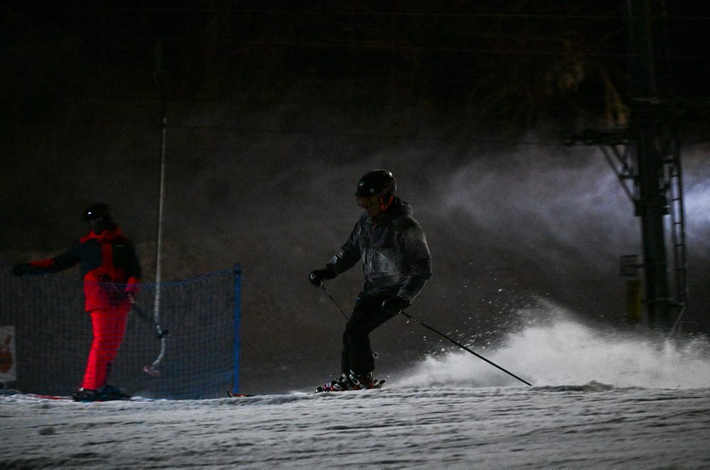 Na myjavských kopaniciach začala lyžiarska sezóna večerným lyžovaním