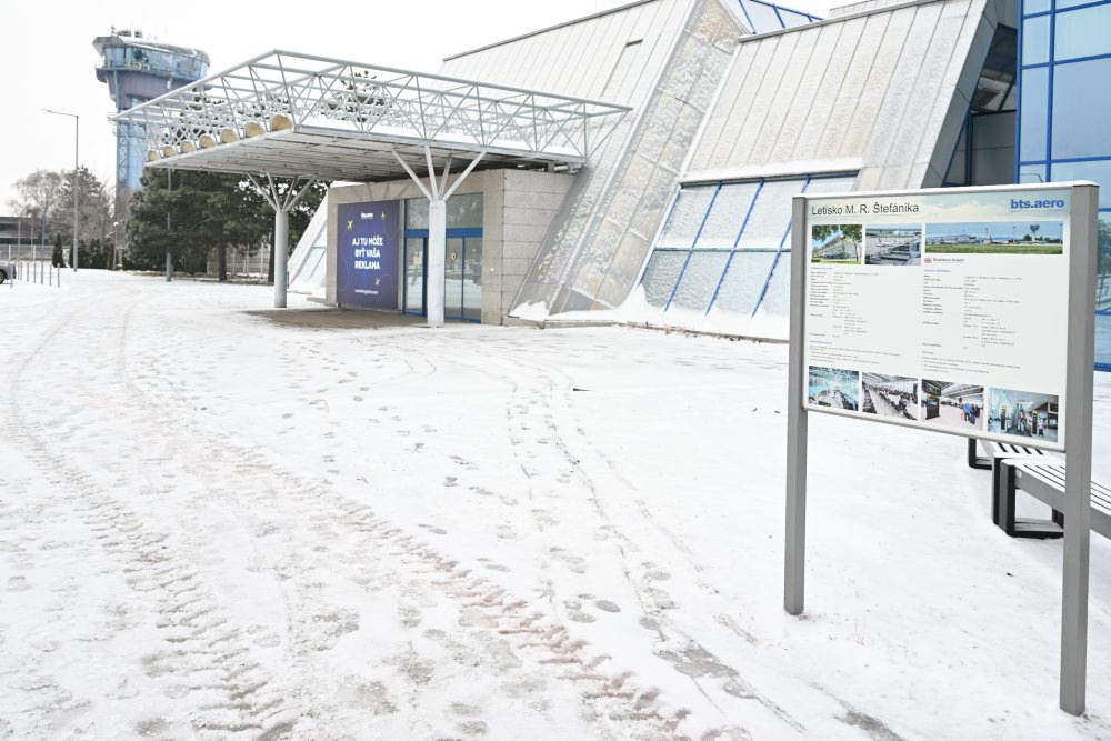 Letisko M. R. Štefánika v Bratislave je pre nepriaznivé meteorologické podmienky uzavreté