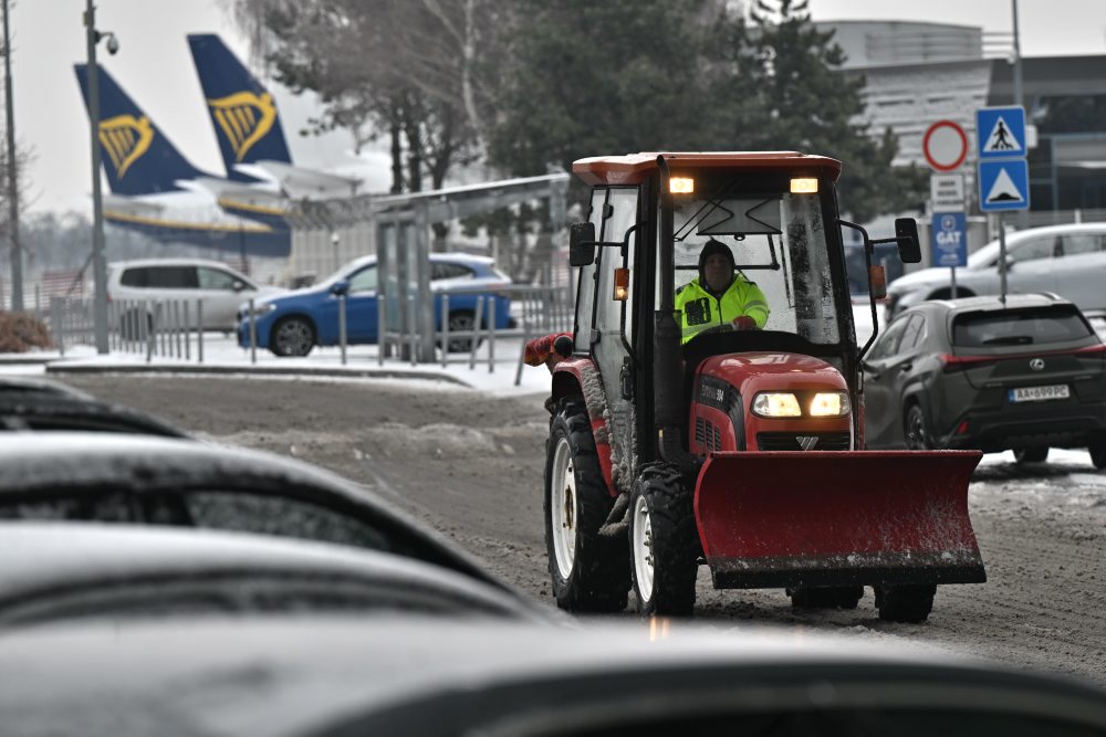 Letisko M. R. Štefánika v Bratislave je pre nepriaznivé meteorologické podmienky uzavreté