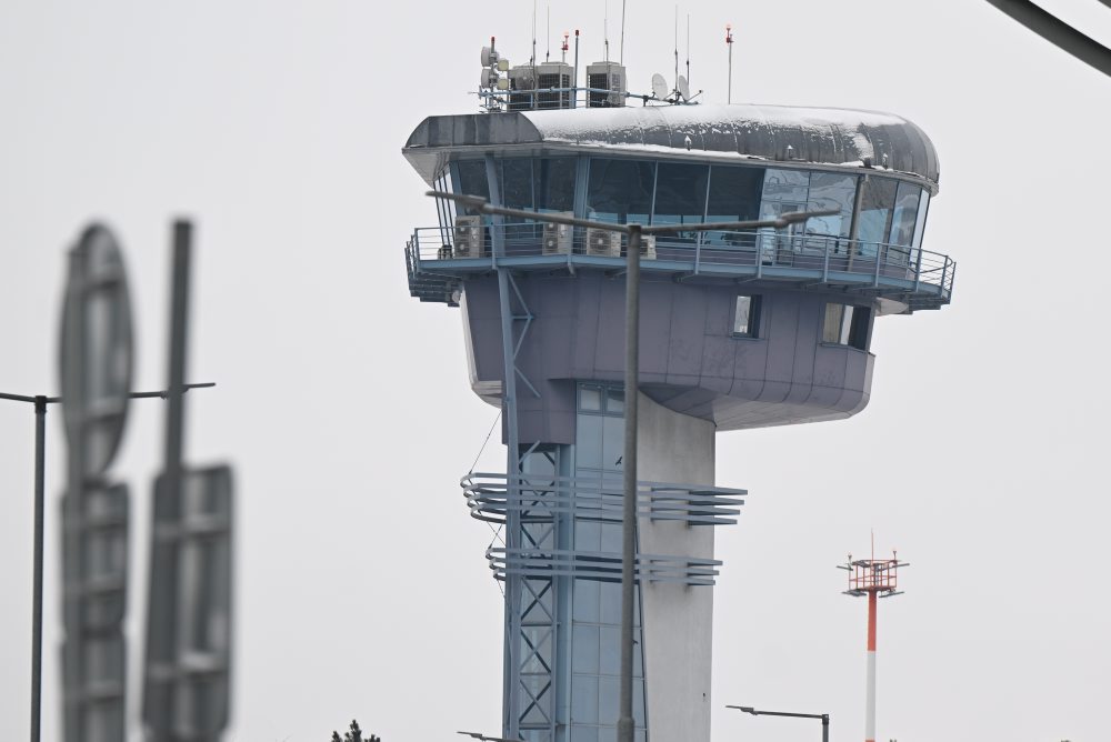 Letisko M. R. Štefánika v Bratislave je pre nepriaznivé meteorologické podmienky uzavreté