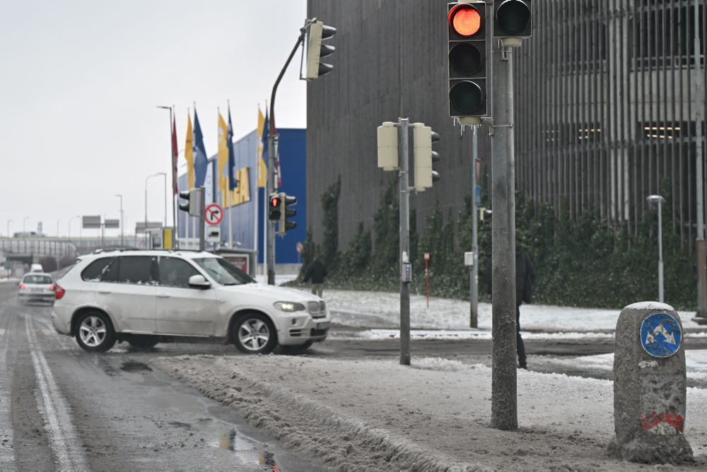 Na západnom Slovensku je extrémna poľadovica, dopravná situácia v Bratislave