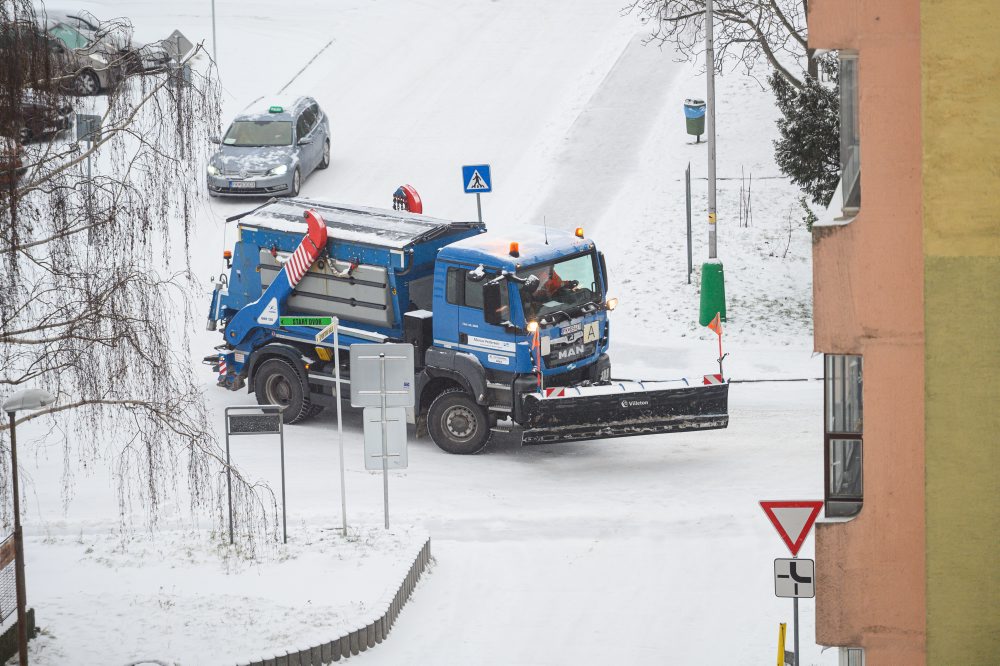 Sneženie a poľadovica skomplikovala dopravu a pohyb pre vodičov i chodcov v Pezinku
