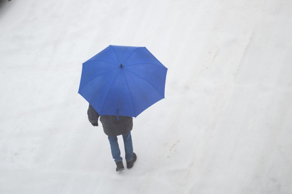 Sneženie a poľadovica skomplikovala dopravu a pohyb pre vodičov i chodcov v Pezinku