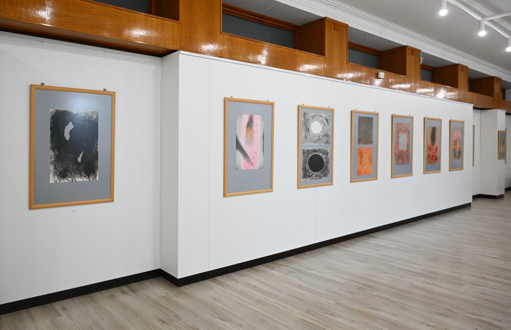 Výtvarník Dušan Nágel vystavuje diela v Novom Meste nad Váhom