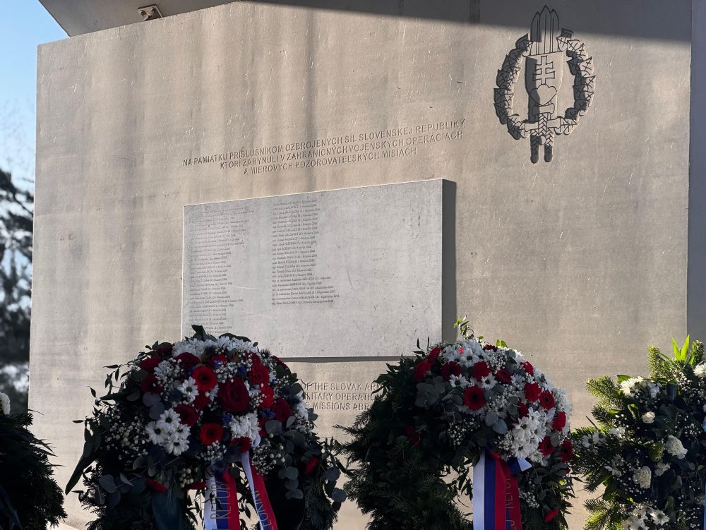 Na vojnovom cintoríne Háj Nicovô si uctili Deň pamiatky obetí služby vlasti