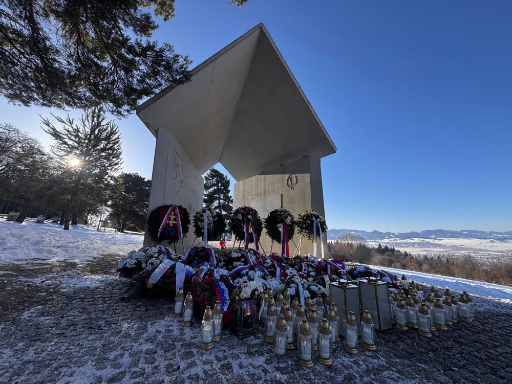 Na vojnovom cintoríne Háj Nicovô si uctili Deň pamiatky obetí služby vlasti