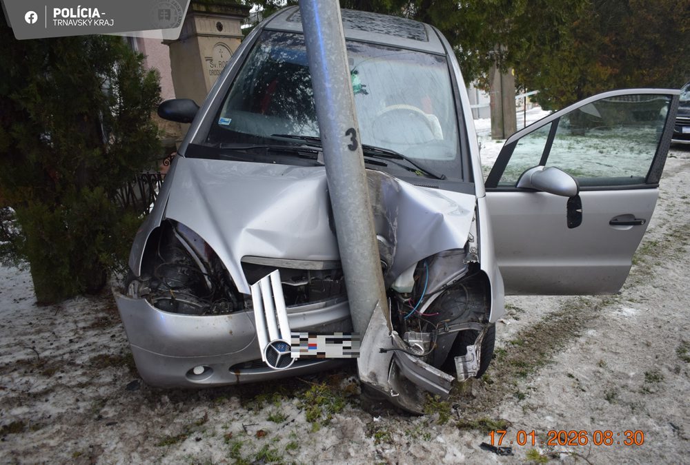 Mladík si sadol za volant bez vodičáku, v Boleráze zdemoloval sochu