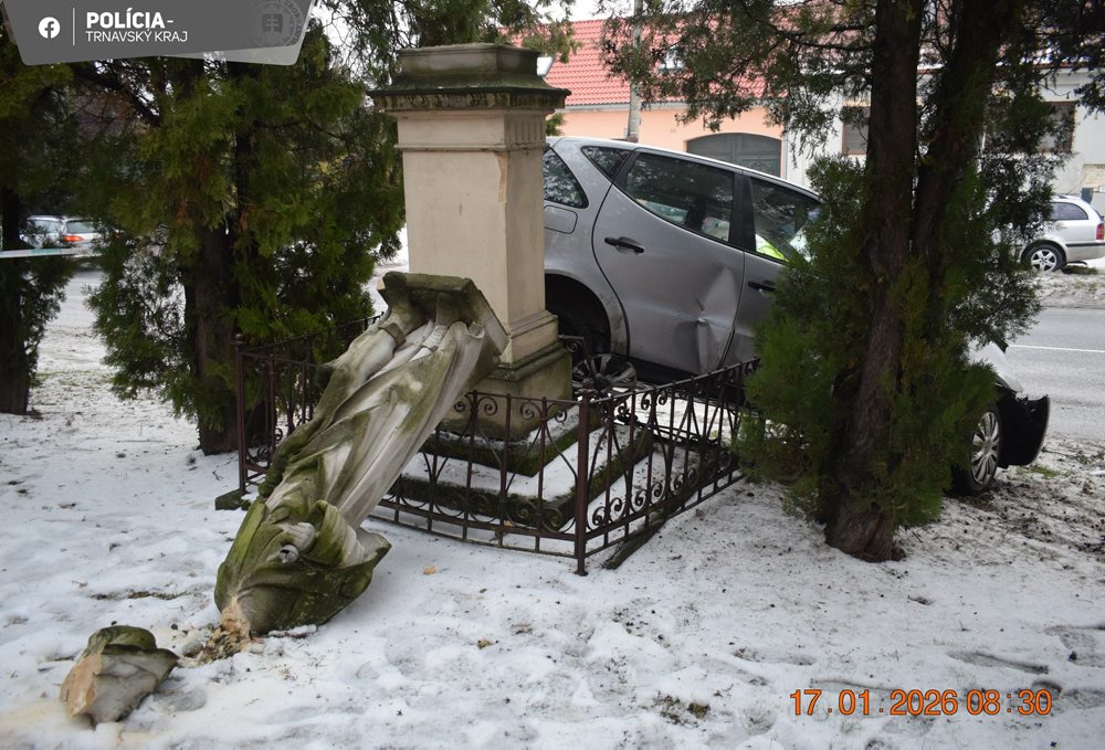 Mladík si sadol za volant bez vodičáku, v Boleráze zdemoloval sochu