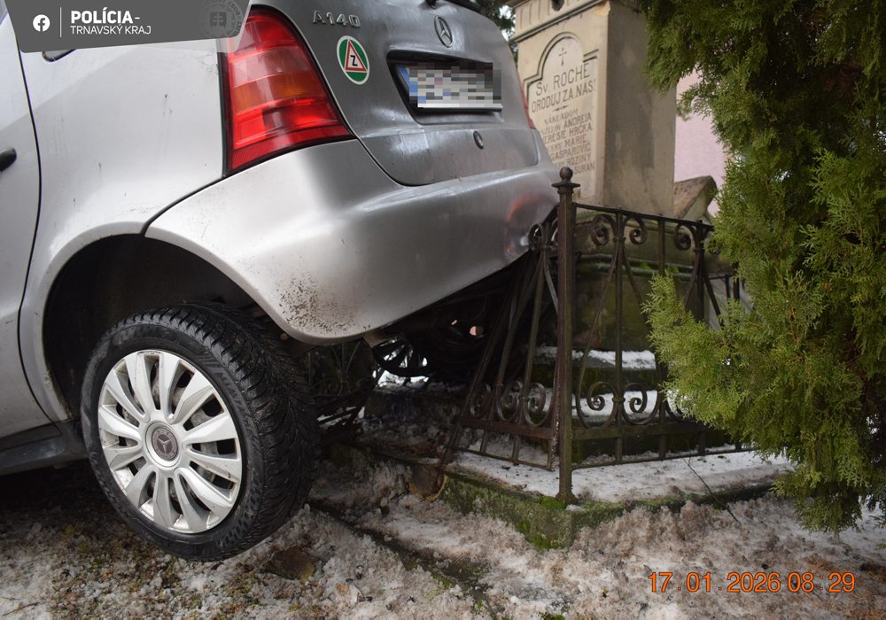Mladík si sadol za volant bez vodičáku, v Boleráze zdemoloval sochu