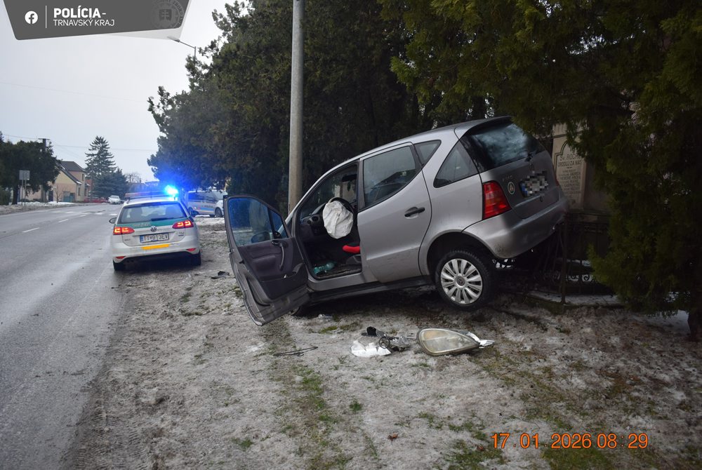 Mladík si sadol za volant bez vodičáku, v Boleráze zdemoloval sochu