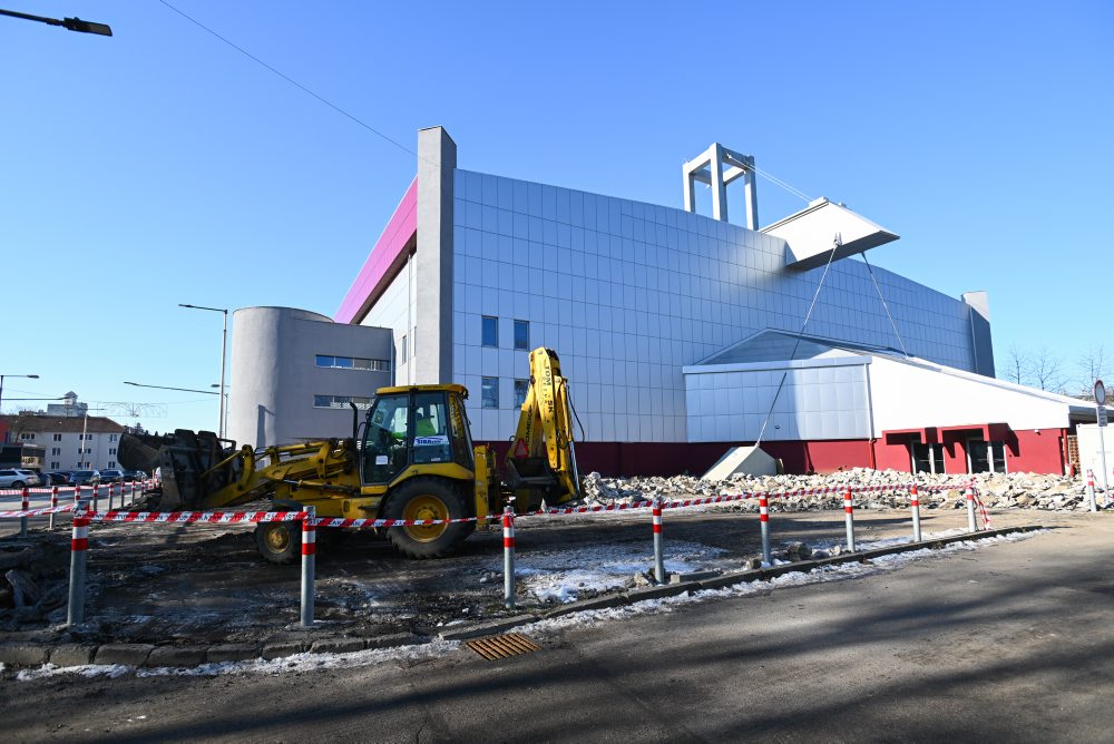 Rekonštrukcia spevnených plôch pred zimným štadiónom Pavla Demitru v Trenčíne