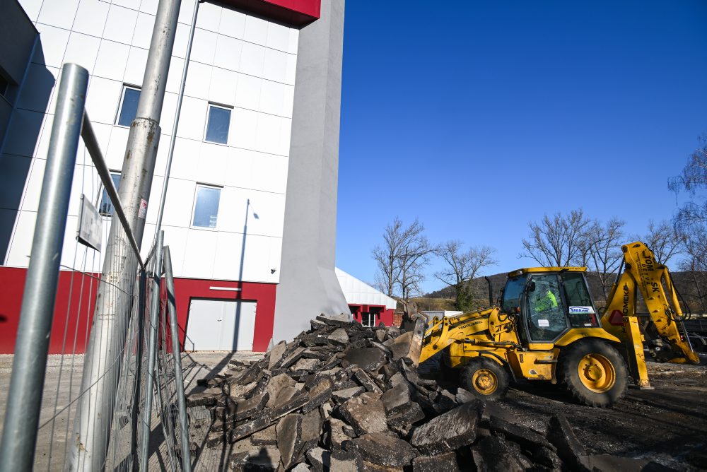 Rekonštrukcia spevnených plôch pred zimným štadiónom Pavla Demitru v Trenčíne