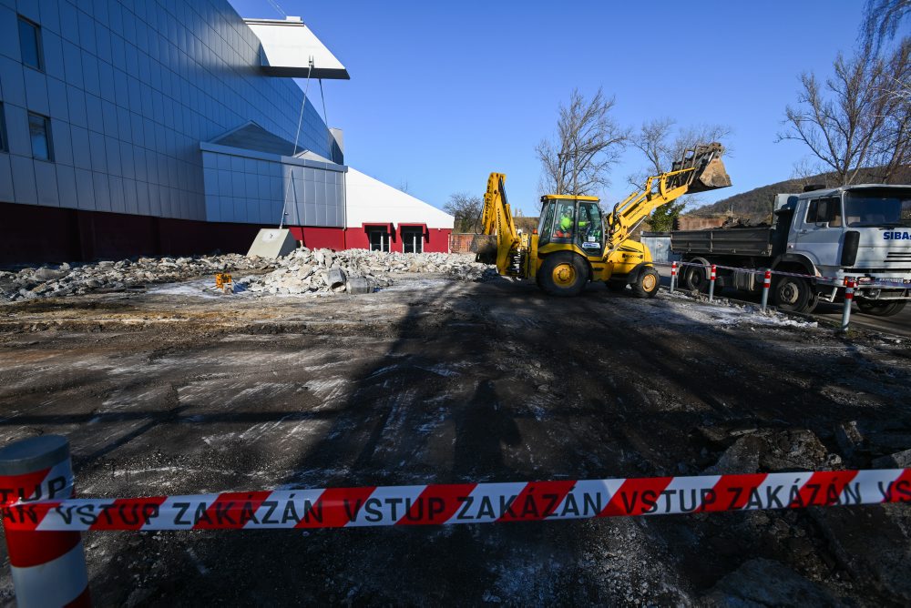 Rekonštrukcia spevnených plôch pred zimným štadiónom Pavla Demitru v Trenčíne