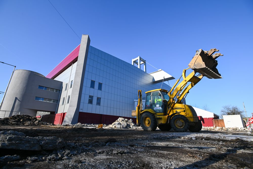 Rekonštrukcia spevnených plôch pred zimným štadiónom Pavla Demitru v Trenčíne