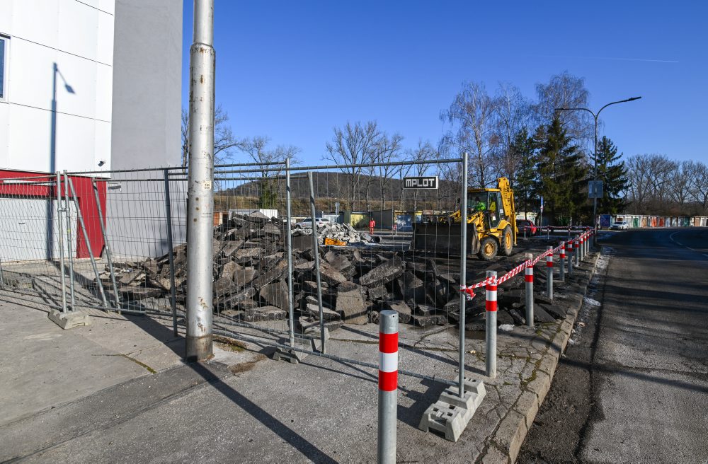 Rekonštrukcia spevnených plôch pred zimným štadiónom Pavla Demitru v Trenčíne