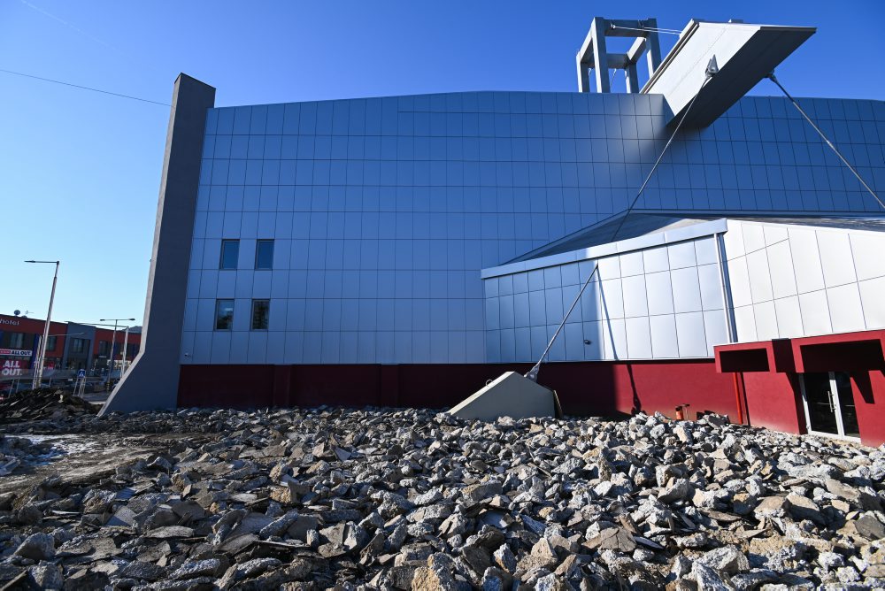 Rekonštrukcia spevnených plôch pred zimným štadiónom Pavla Demitru v Trenčíne