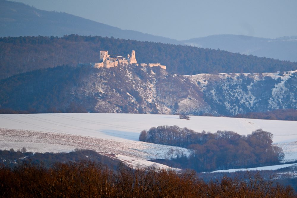 Čachtický hrad v zimnej krajine