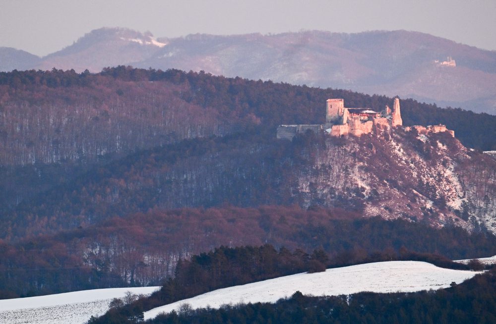 Čachtický hrad v zimnej krajine