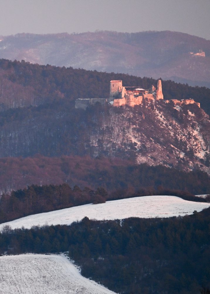 Čachtický hrad v zimnej krajine