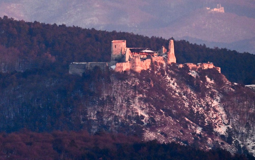 Čachtický hrad v zimnej krajine