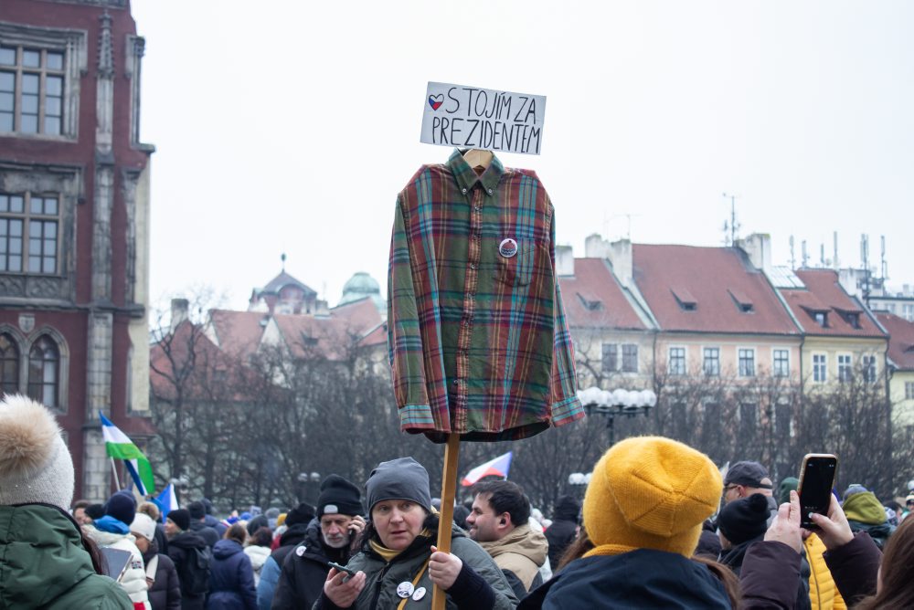V Prahe sa na podporu prezidenta Pavla zišli desaťtisíce ľudí