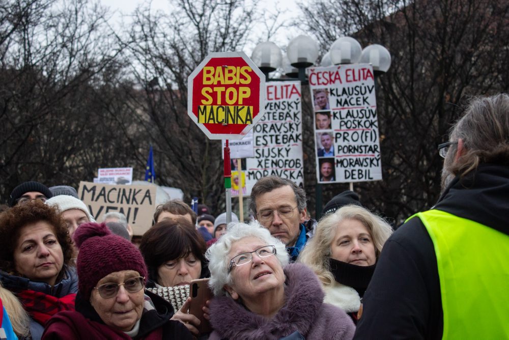 V Prahe sa na podporu prezidenta Pavla zišli desaťtisíce ľudí