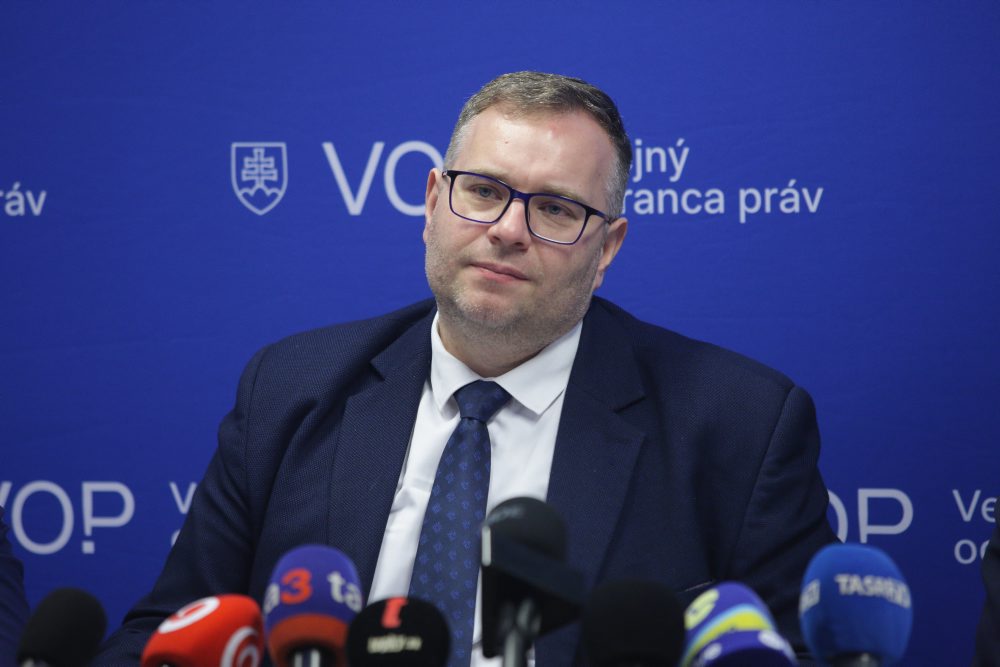 Tlačová konferencia verejného ochrancu práv Róberta Dobrovodského