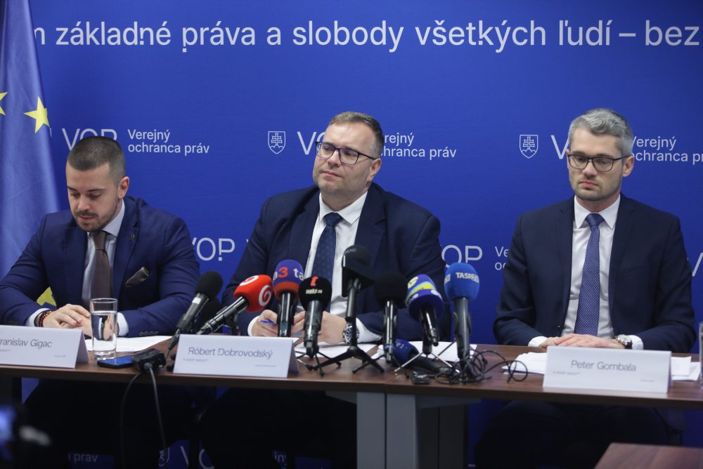 Tlačová konferencia verejného ochrancu práv Róberta Dobrovodského