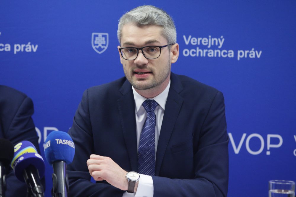 Tlačová konferencia verejného ochrancu práv Róberta Dobrovodského