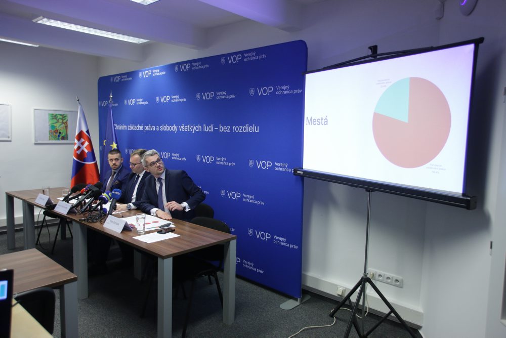 Tlačová konferencia verejného ochrancu práv Róberta Dobrovodského