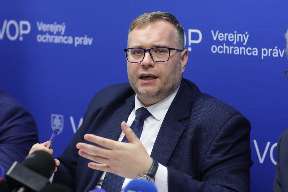 Tlačová konferencia verejného ochrancu práv Róberta Dobrovodského