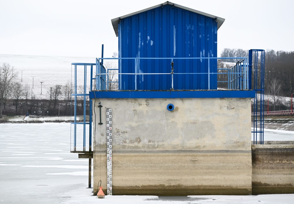 Zníženie hladiny vody vo vodnej nádrži v Kunove